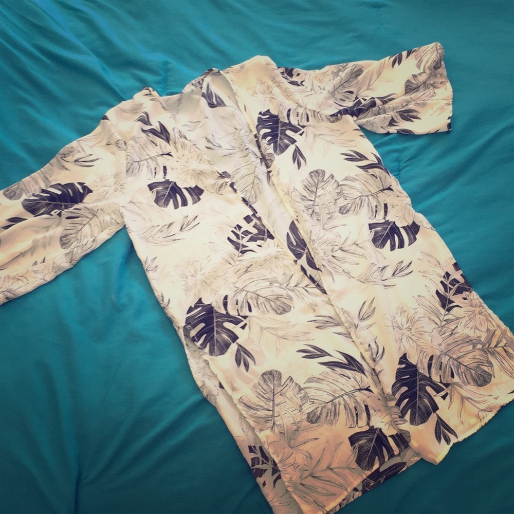 Monstera print cover up/light, flowing jacket.